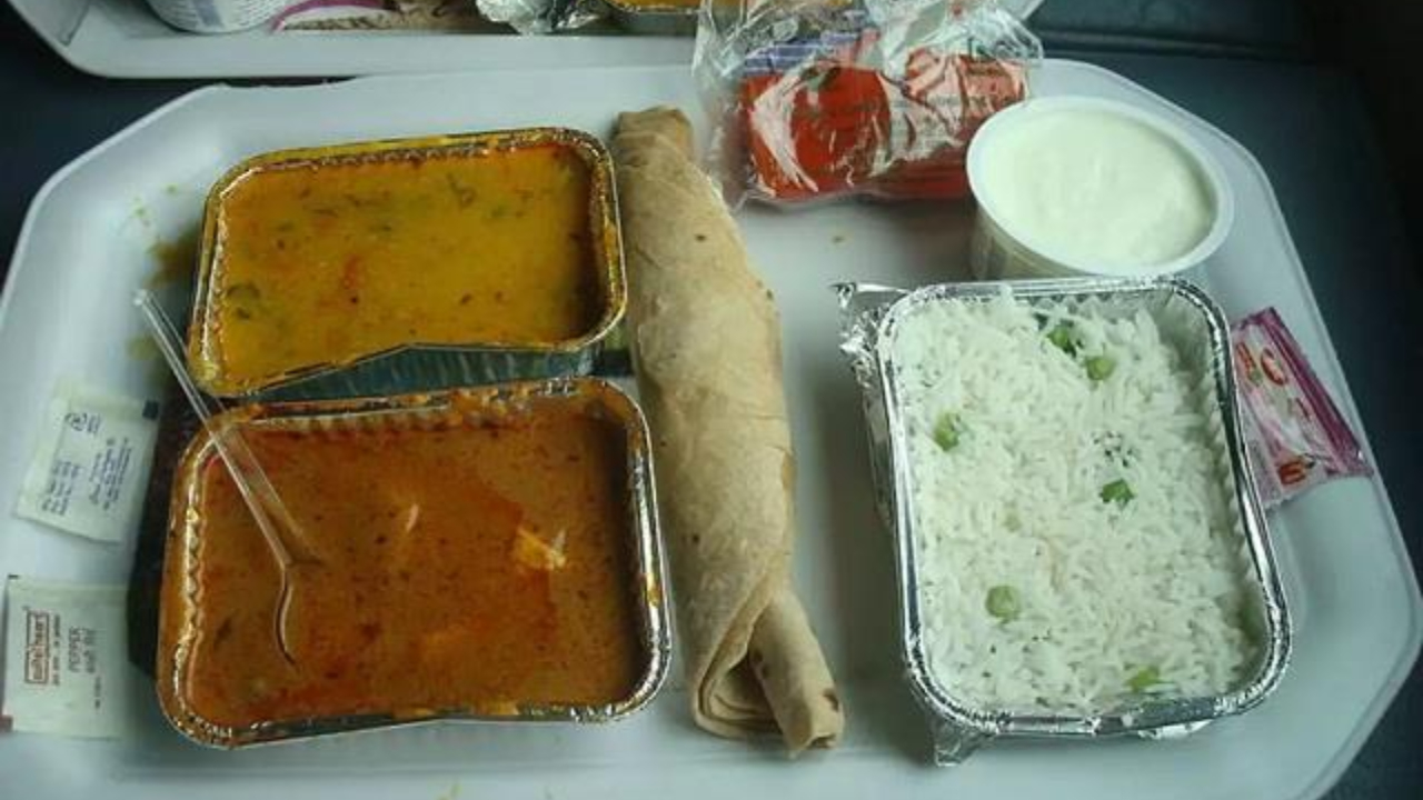 రైల్వే ప్రయాణికులకు గుడ్ న్యూస్.. వాట్సాప్ తో ఫుడ్ ఆర్డర్